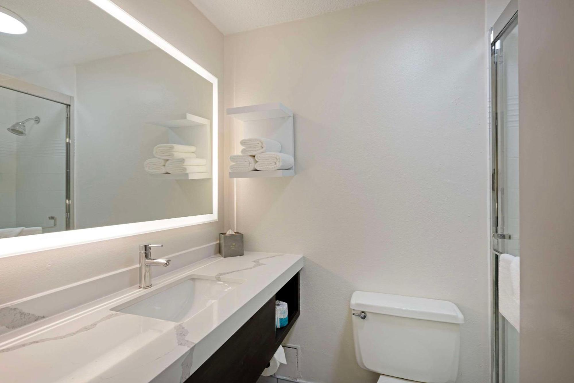 The Lux Hotel & Conference Center, Ascend Hotel Collection วอเตอร์ลู ภายนอก รูปภาพ