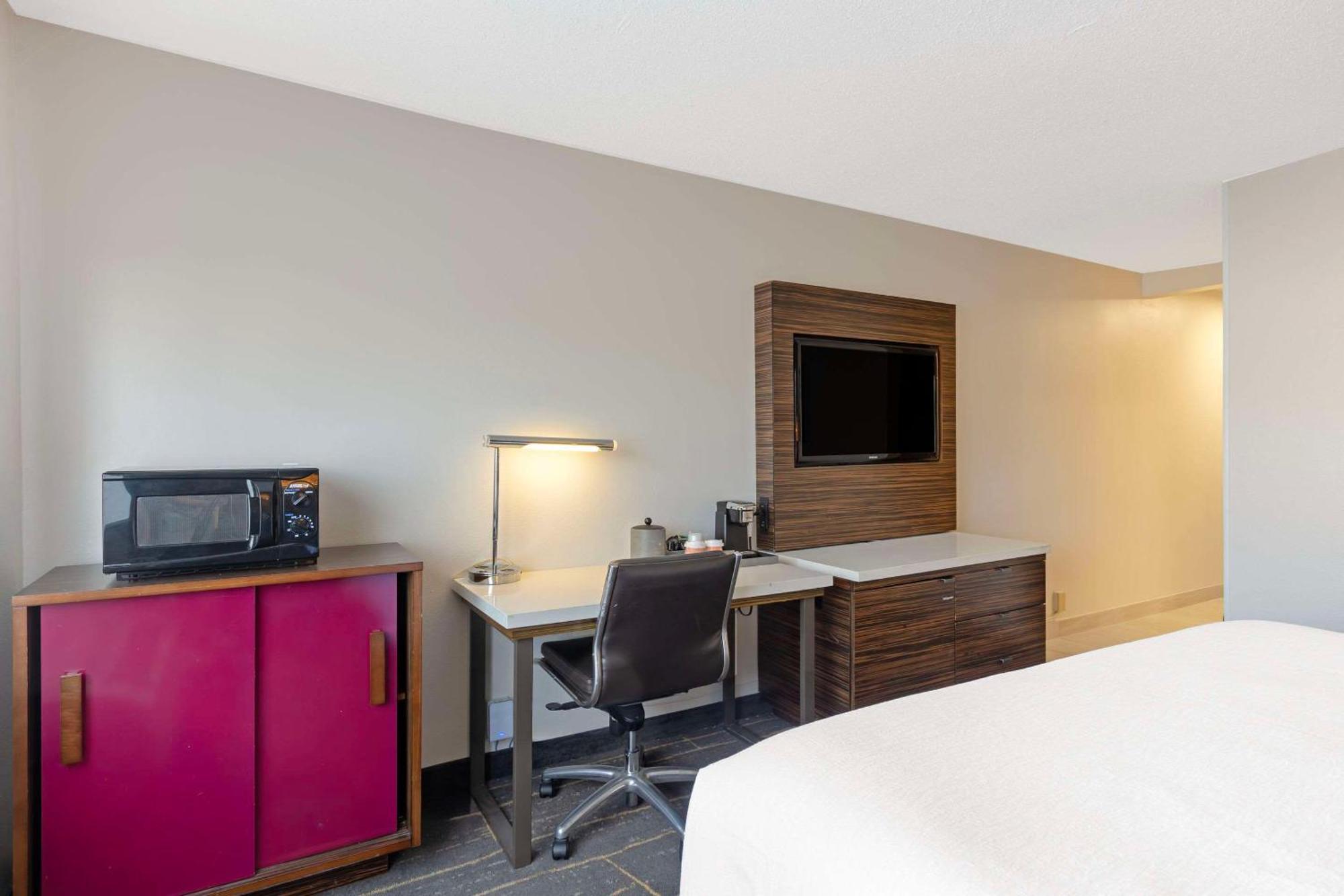 The Lux Hotel & Conference Center, Ascend Hotel Collection วอเตอร์ลู ภายนอก รูปภาพ
