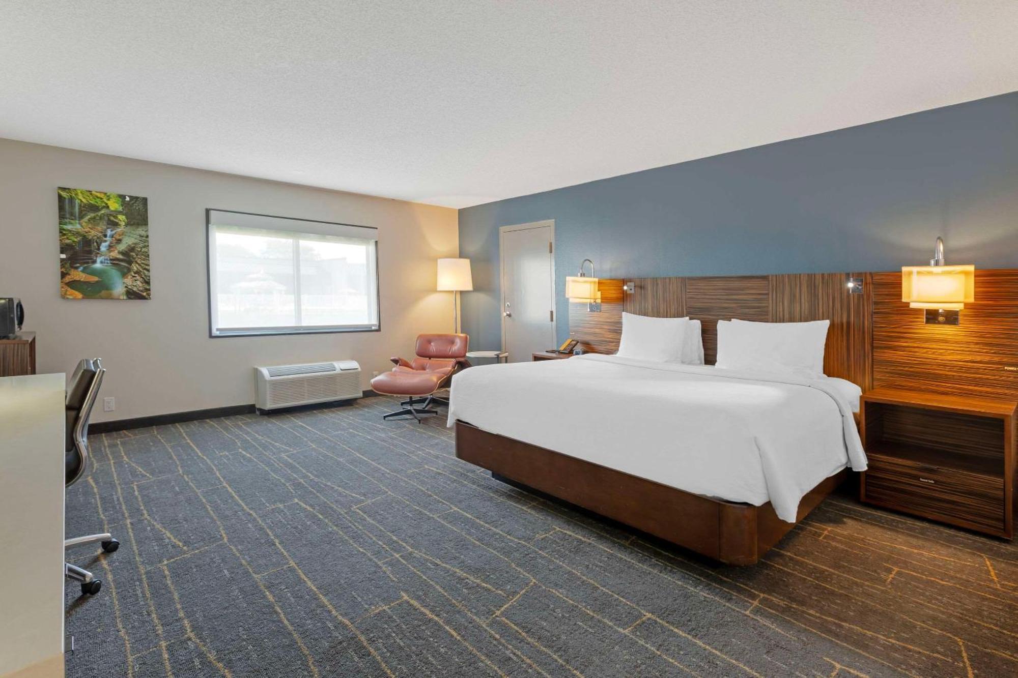 The Lux Hotel & Conference Center, Ascend Hotel Collection วอเตอร์ลู ภายนอก รูปภาพ